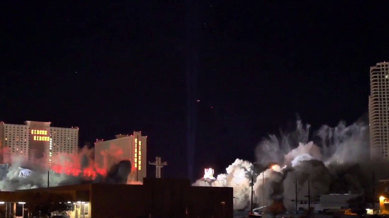 Las Vegas : le mythique casino Riviera détruit par implosion