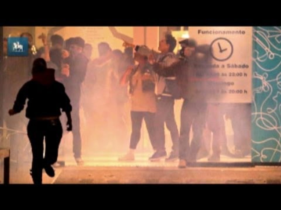 Manifestantes se refugiam em loja de móveis