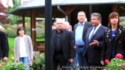 Le vice-chancelier allemand Sigmar Gabriel fait un doigt d'honneur à des militants d'extrême droite