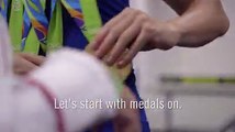 Michael Phelps le enseñó  a medallistas olímpicos como arreglar las medallas para una foto