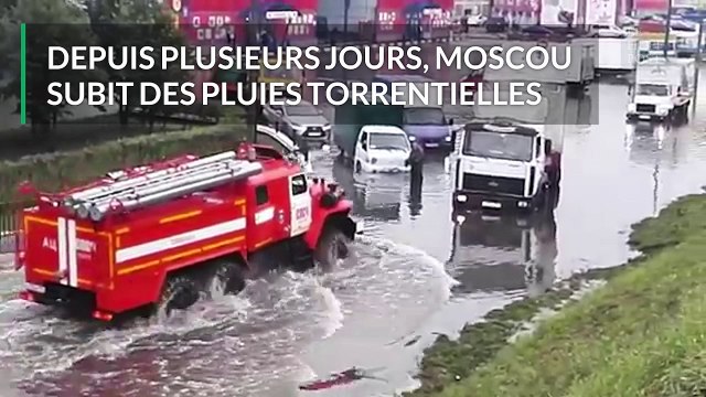 Ils profitent d'inondations pour faire du wakeboard en pleine rue
