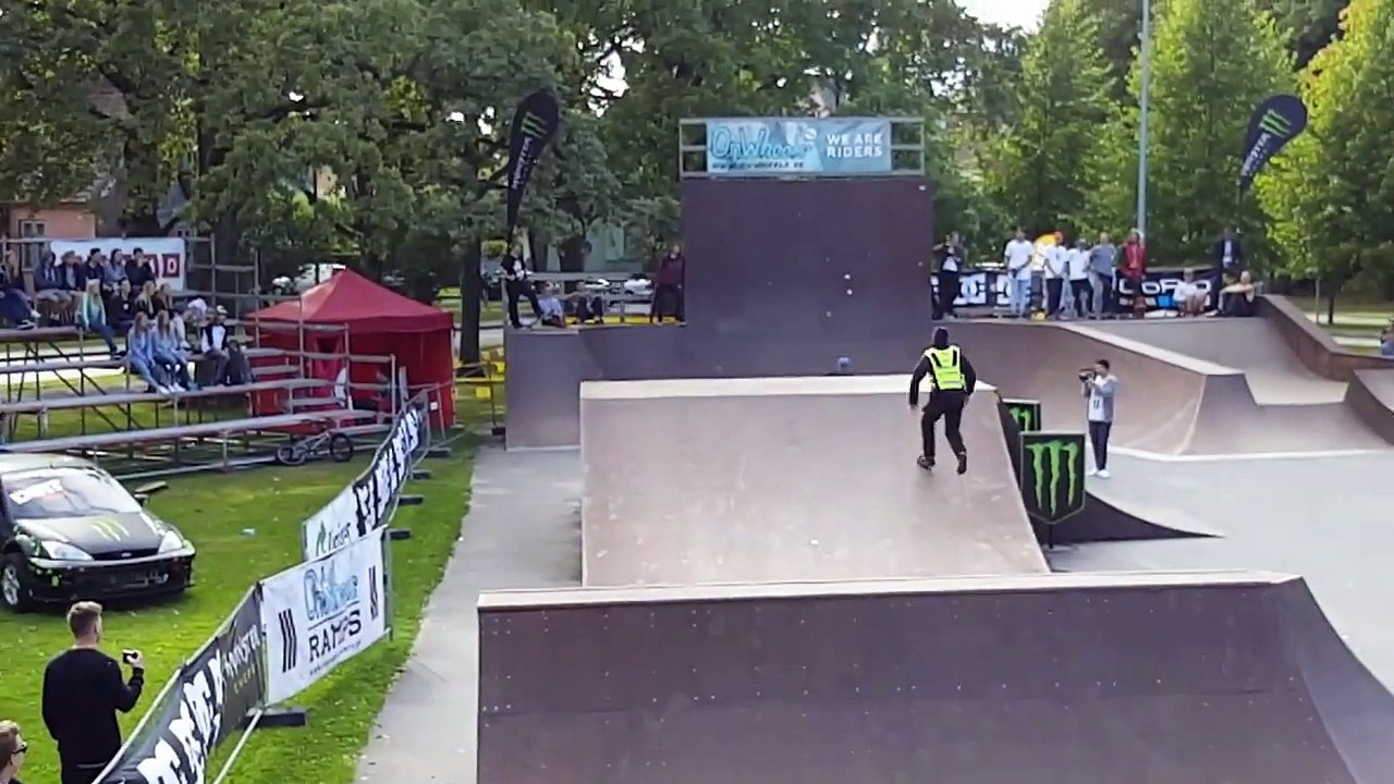 Un agent de sécurité humilie un jeune en BMX