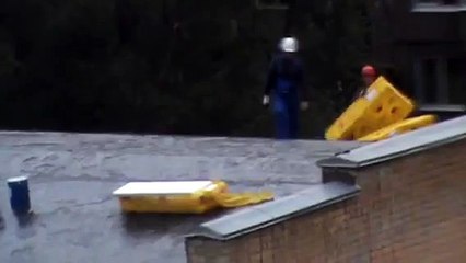 Строители кладут пенопласт на крыше