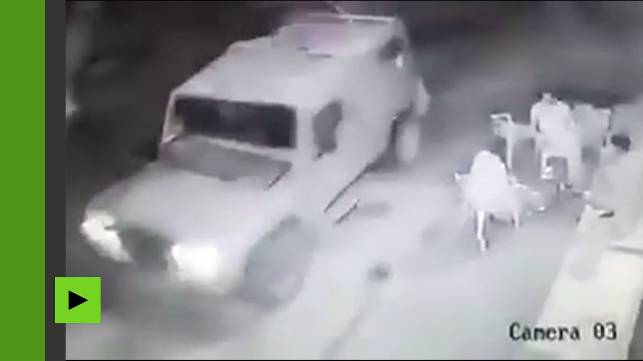 Des soldats de l’armée de la défense d’Israël jettent une grenade à des résidents de Ramallah