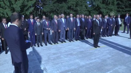 Bakan Elvan, Türk Şehitliği'ni Ziyaret Etti