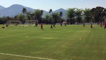 TREINO DO FLAMENGO (17/08) - Fernandinho finaliza para boa defesa de Daniel, depois Diego faz boa tabela com T Santos.