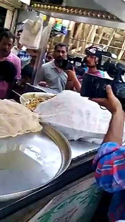 Amjad Sabri Collecting Donation For A Girl !