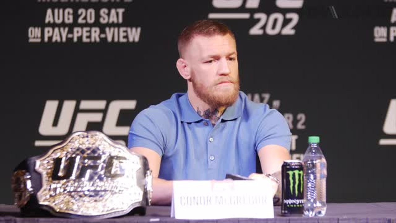 Conor McGregor shows up late, brings verbal jabs to UFC 202 pre-fight press conference