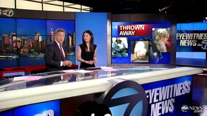 Un éboueur secourt un petit chien dans un sac d'ordures qu'il a vu bouger