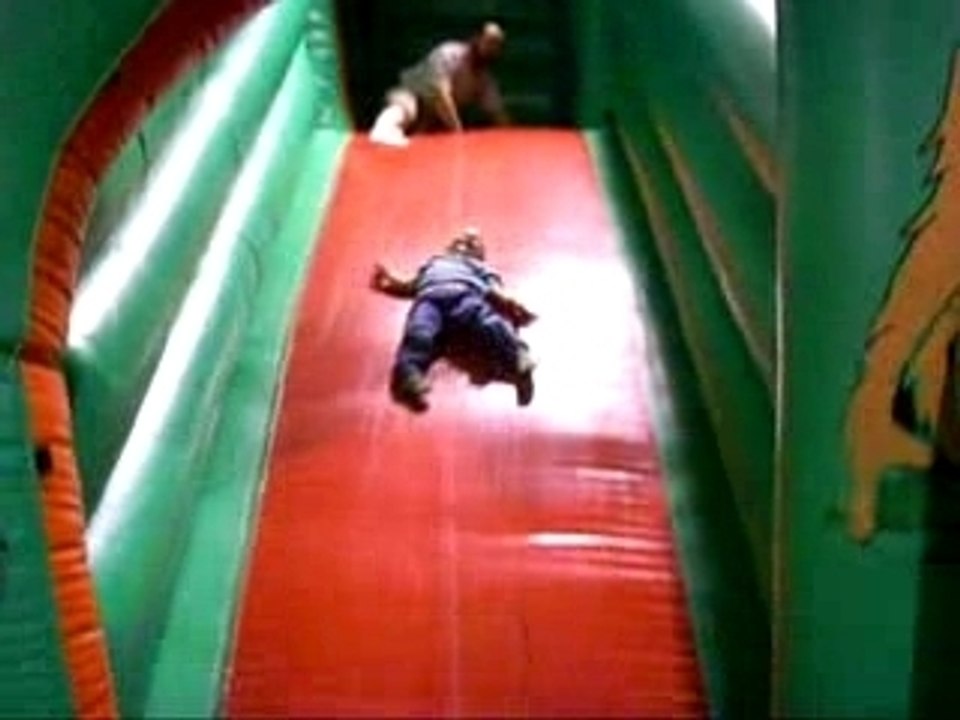Ewan fait du toboggan