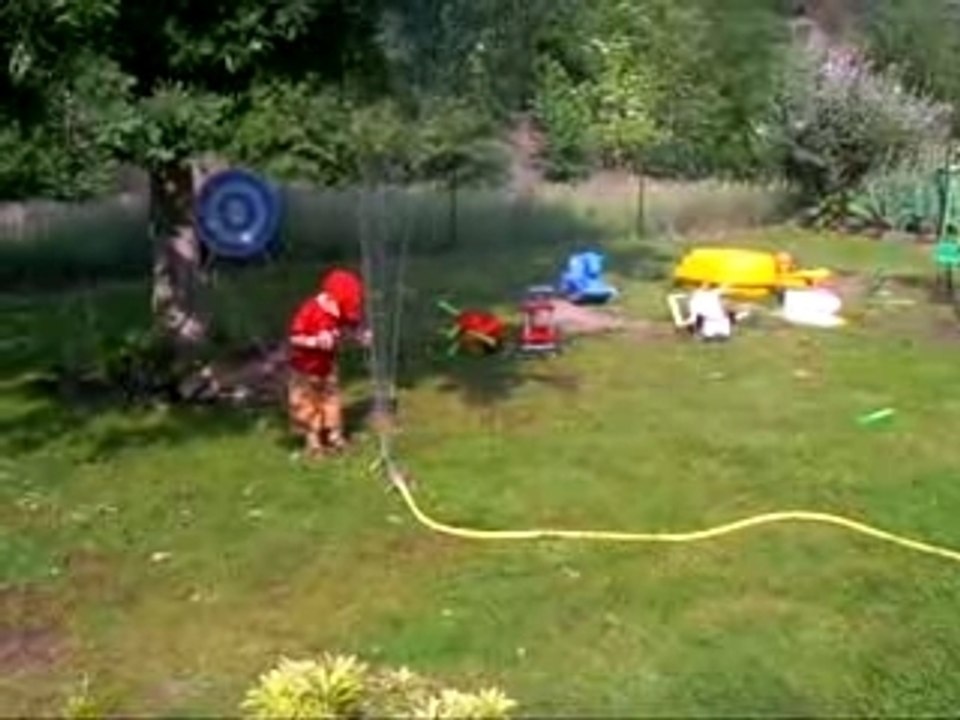 Ewan et l'arrosoir du jardin
