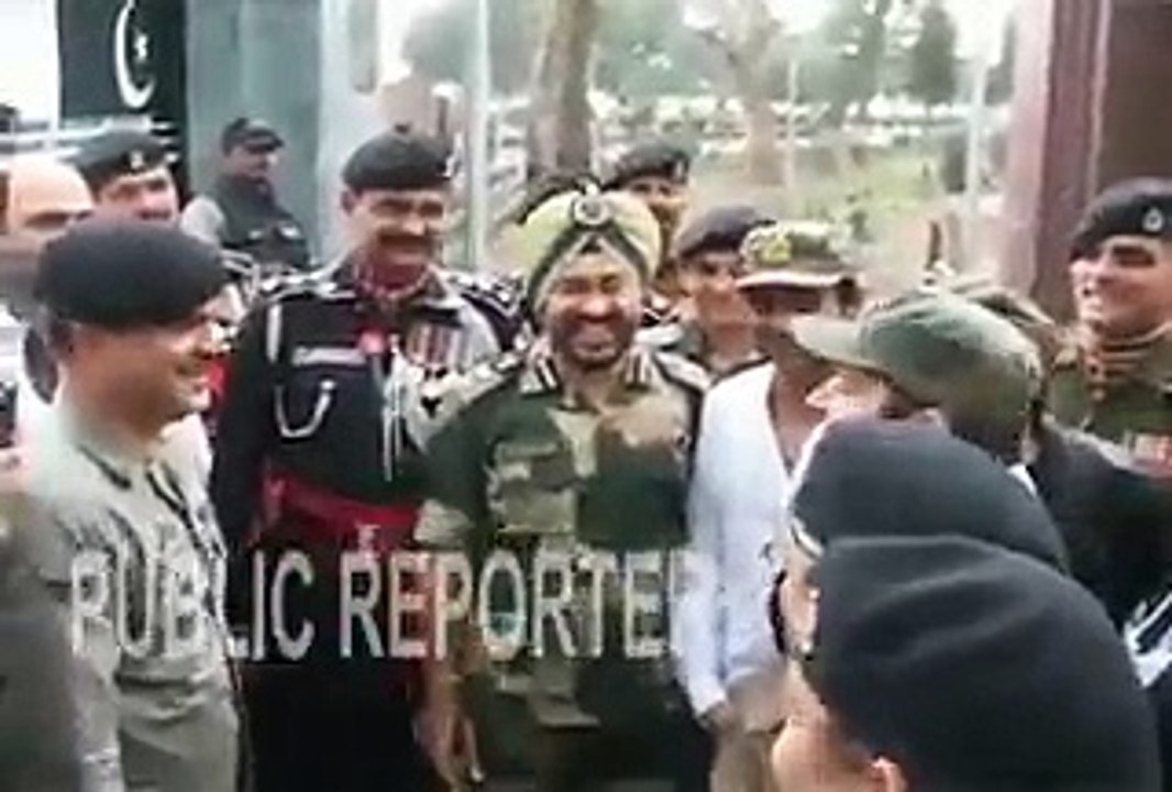 Kapil Sharma Doing Fun At Wahga Border With Pakistani Soldier