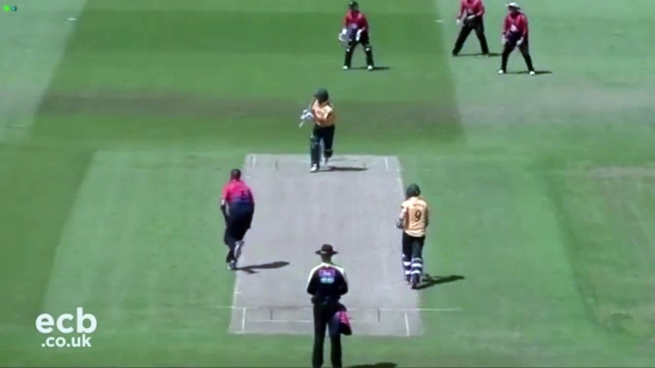 کاؤنٹی کرکٹ میں نا قابل یقین میچ 870 رنز 35 چھکے 3 سنچریاں، اوپننگ جوڑی 345 رنز بنا گئی، دیکھئے میچ کی جھلکیاں