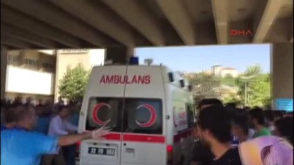 Descargar video: Elazığ'da Emniyet Müdürlüğü Yakınında Patlama - Yaralıların Hastaneye Getirilişi