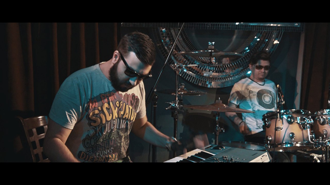 Boier Bibescu feat. Jayoh vs. Colors In Stereo & Alex Mataev - Abia astept sa vina vara (Live)