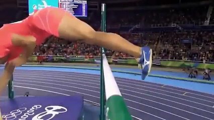 Ce perchiste fait tomber la barre de manière très surprenante.