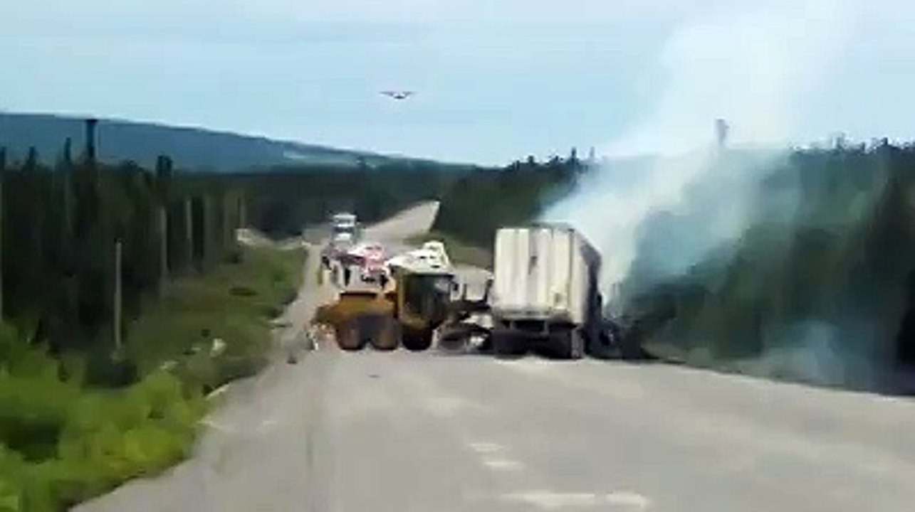Trafik kazasında çıkan yangına uçakla müdahale etmek