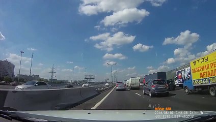 Un automobiliste a la très mauvaise idée de réparer sa voiture au milieu de l’autoroute