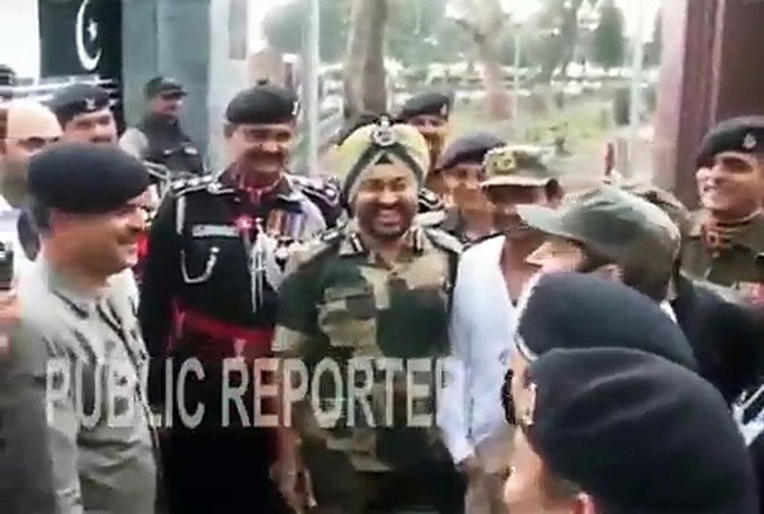 You are crossing the line without visa : Funny Conversation of Kapil Sharma with Pak Army Jawan on wagha border