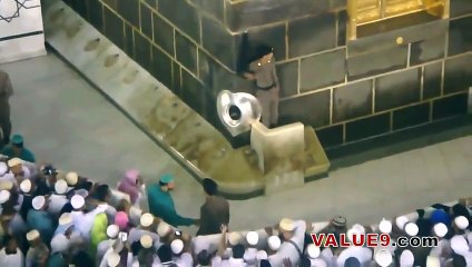 Security Guard Allowing A Child to Kiss Hajr al-Aswad