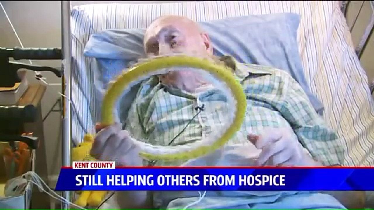 À 91 ans et cloué dans un lit d'hôpital, il passe ses journées à tricoter des vêtements pour les SDF.