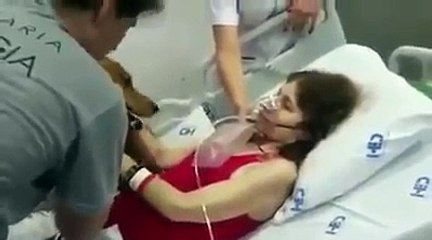 Les infirmières sont sous le choc en voyant qui saute dans les bras de cette femme mourante, impossible de retenir leurs