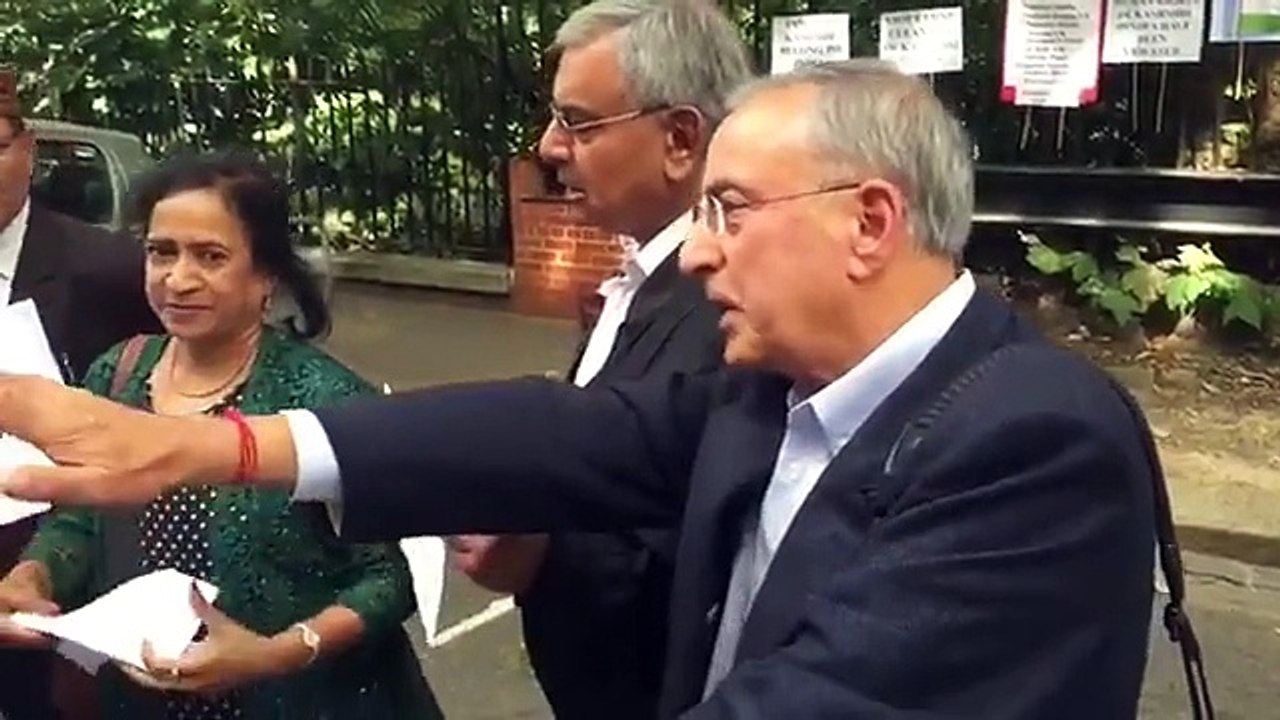 Fight between Pakistani anchor Taimoor Iqbal and Indian protesters outside Pakistan embassy