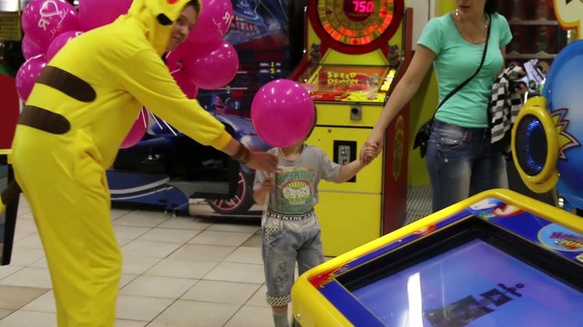 Пикачу дарит воздушные шары и сладкую вату в Торговом центре «Муравей» на проспекте Ленина