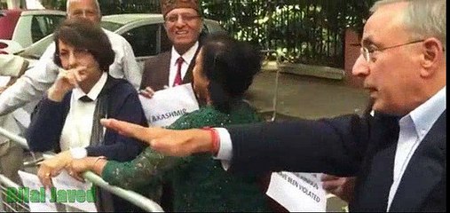 Landon Mai Bhartiyo K Ahtijaj Karne Walo Ko Pakistani Ne Dho Diya