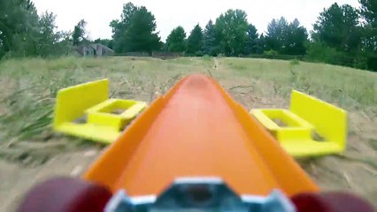 Il construit un circuit géant de petites voitures digne des jeux vidéo