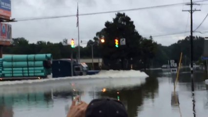 Un camion brave les inondations en Louisiane