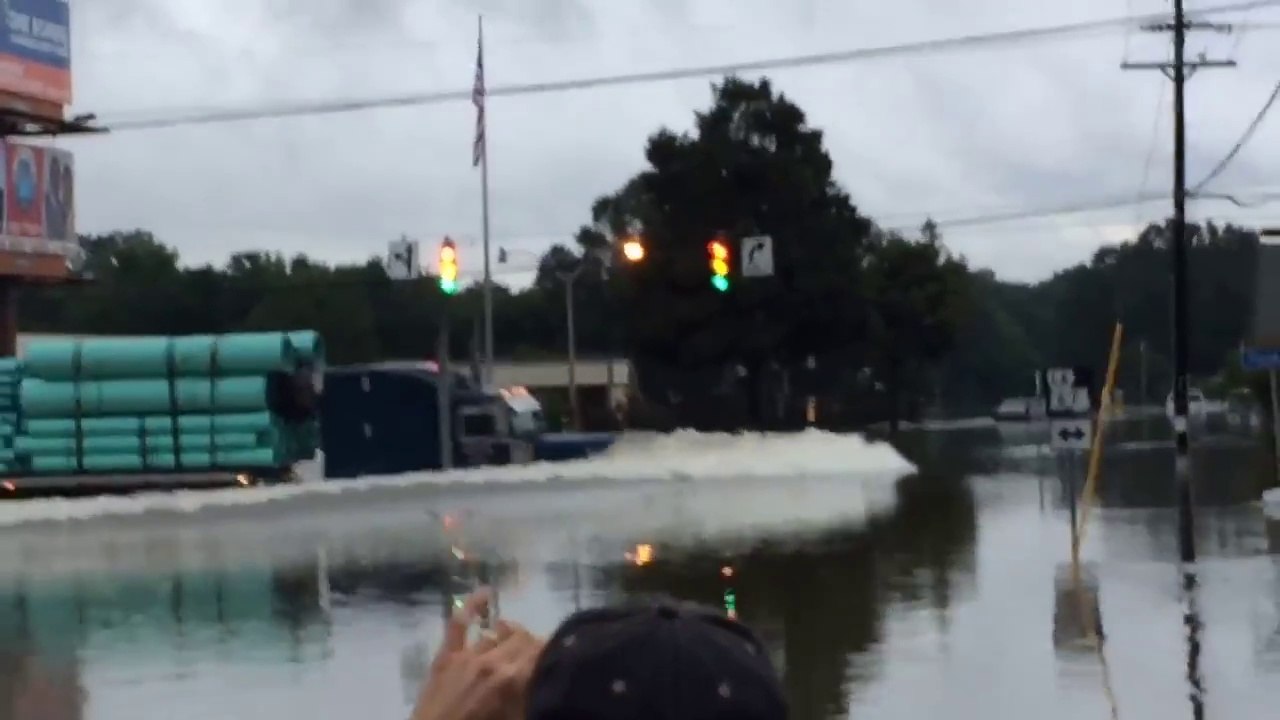 Un camion brave les inondations en Louisiane