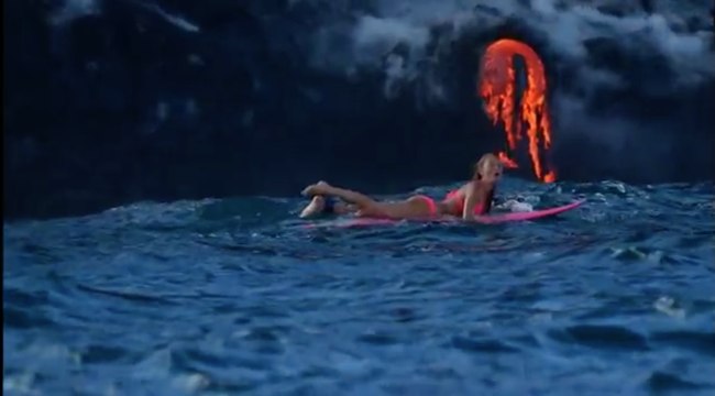 Alison Teal tente de surfer près d'un volcan en éruption !