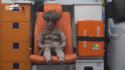 Выживший после авиаудара мальчик стал символом войны в Сирии (18.08.2018)