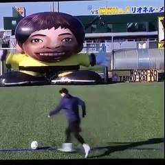 Leo Messi with a Giant goalkeeper, can he score against him?