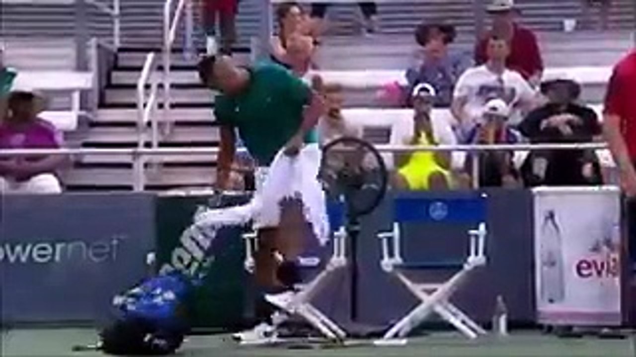 Nick Kyrgios éclate trois raquettes en dix secondes !