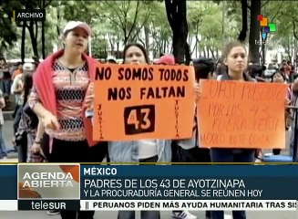 Padres de los 43 de Ayotzinapa se reúnen con autoridades de México