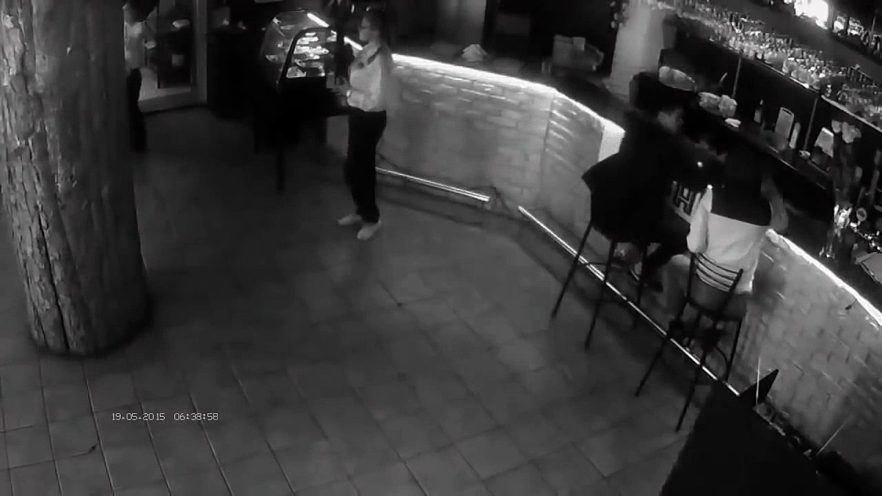 Questo ragazzo ha sbagliato proprio la cameriera da importunare, che ne dite_ - Video Dailymotion