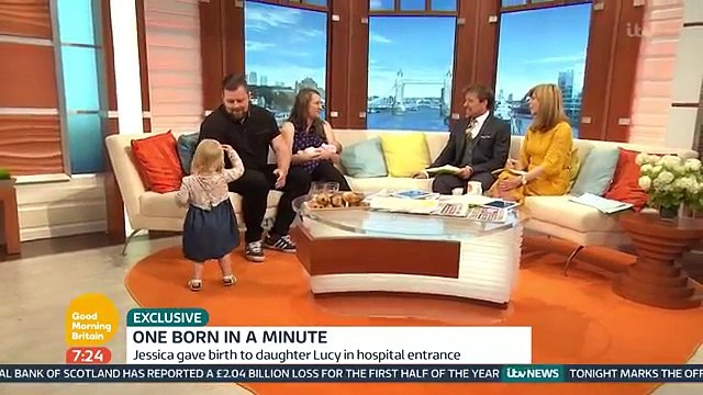 Elle sort de la voiture et court vers l'hôpital, quelques instants plus tard, elle a un bébé dans les bras!