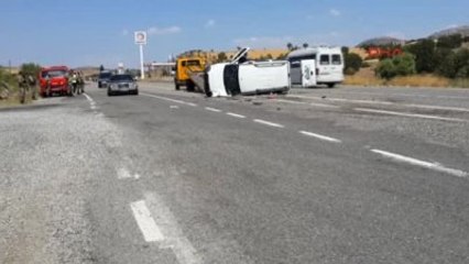 Adıyaman - Gölbaşı'nda Hafif Ticari Araçla Otomobil Çarpıştı 9 Yaralı