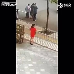 Una mujer que amenazaba con suicidarse fue derribada en plena calle