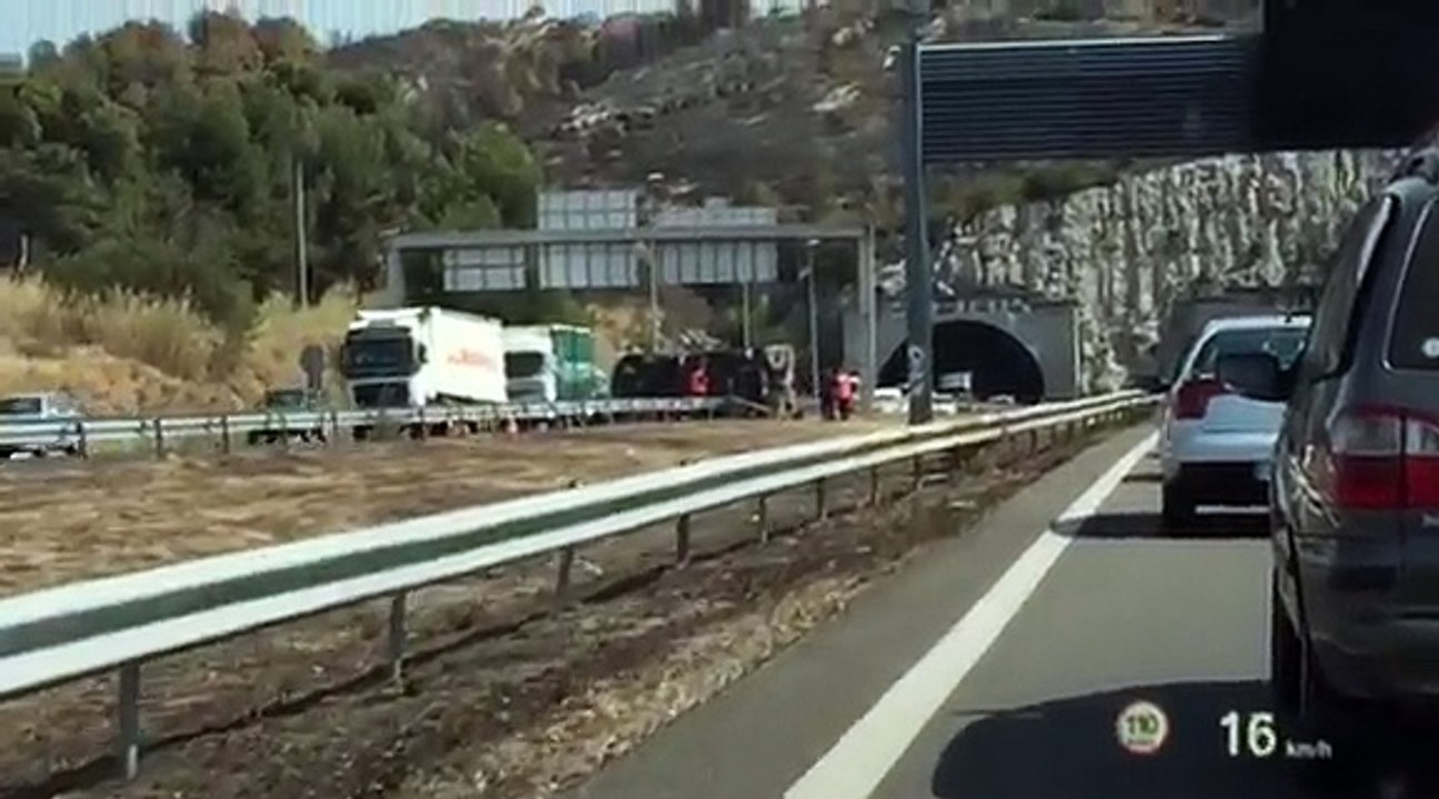 Un camion de pompiers se renverse sur l'A7