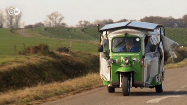 Estudantes viajam da Tailândia até a França de tuk-tuk