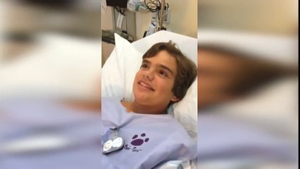 Cet enfant inhale le sifflet du jouet de son chien et respire en faisant des pouets