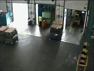 Un camionneur provoque un gros accident pendant son chargement