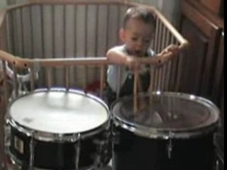 Valentin - 11 mois - joue de la batterie