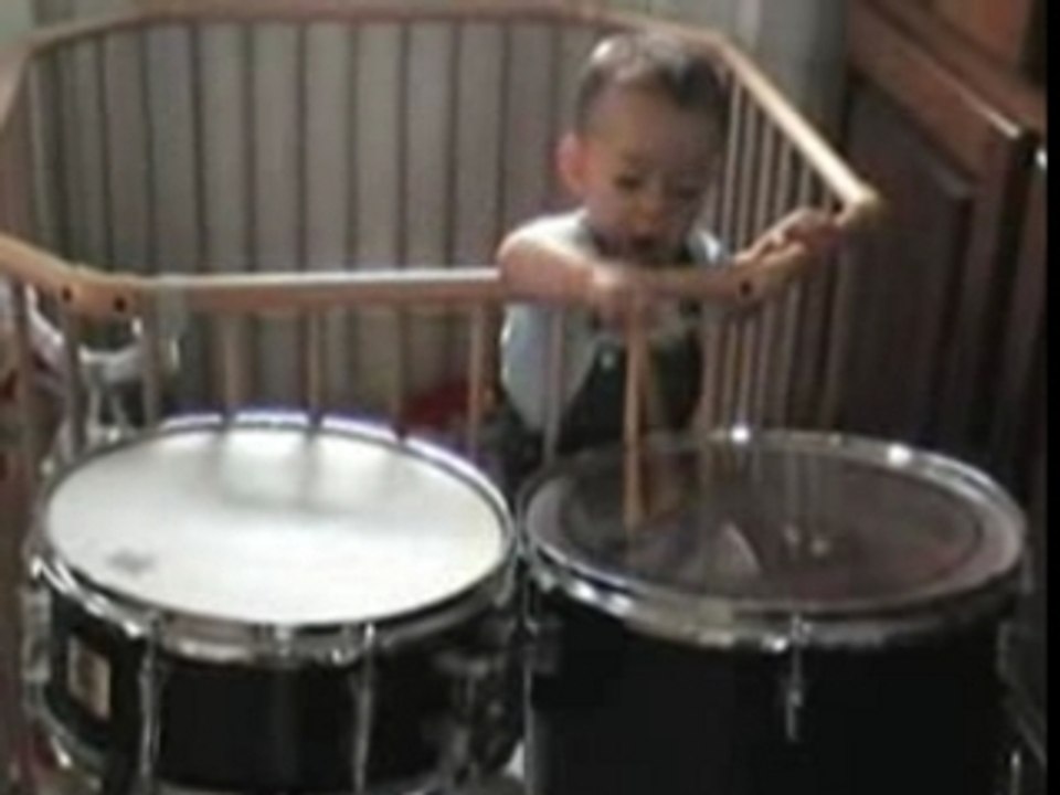 Valentin - 11 mois - joue de la batterie