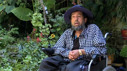 هذه قصتي- جمال رؤوف يزرع الزهور رغم الشلل