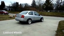 Este carro parece ter umas rodas estranhas, mas espera até veres o que ele é capaz de fazer...