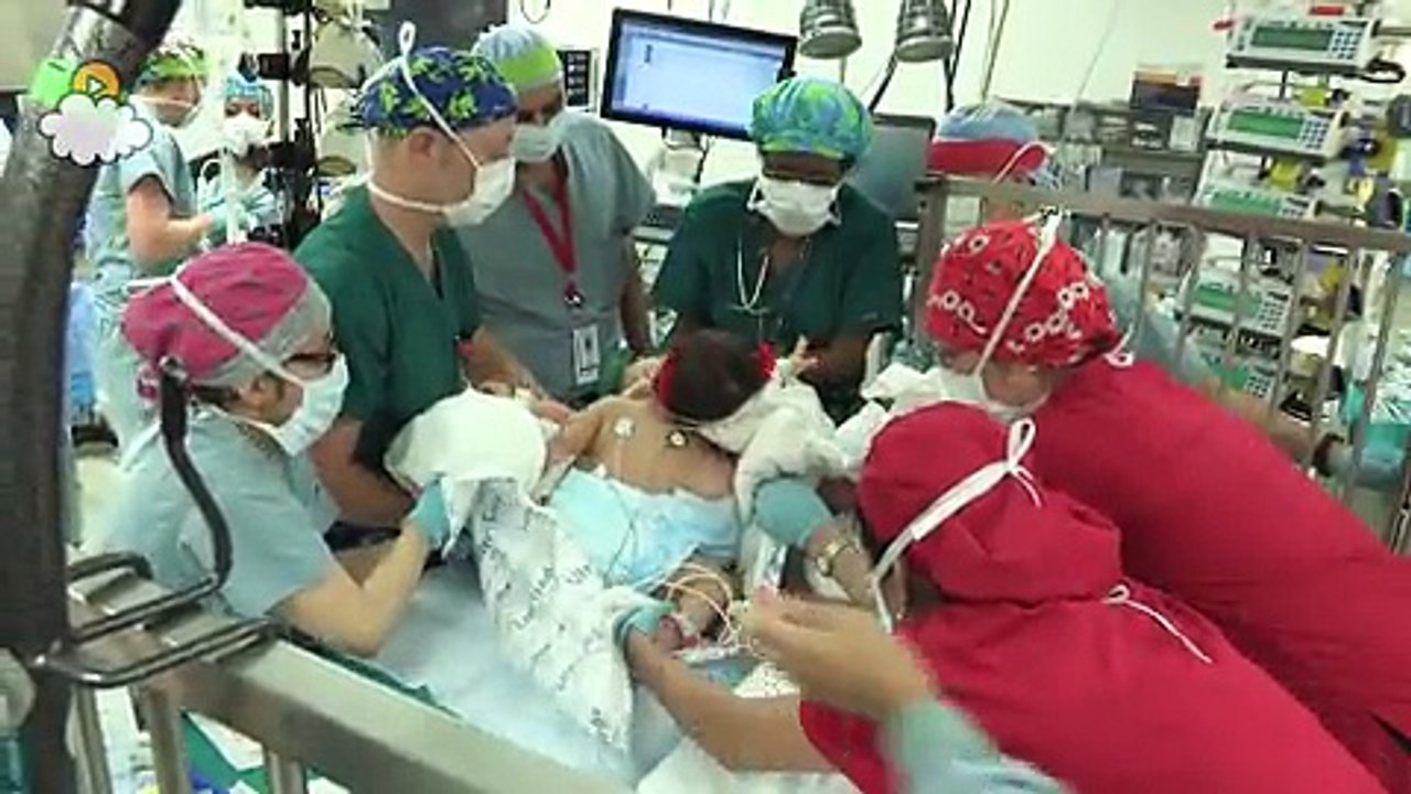 Le maman et le papa font un câlin à leurs bébés, mais quand j'ai vu les bébés de plus près, OH MON DIEU!